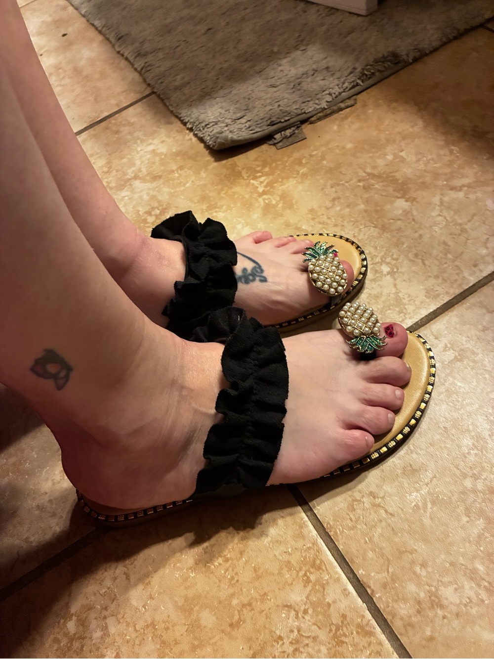 Black Ruffle Pineapple Toe-Ring Sandals